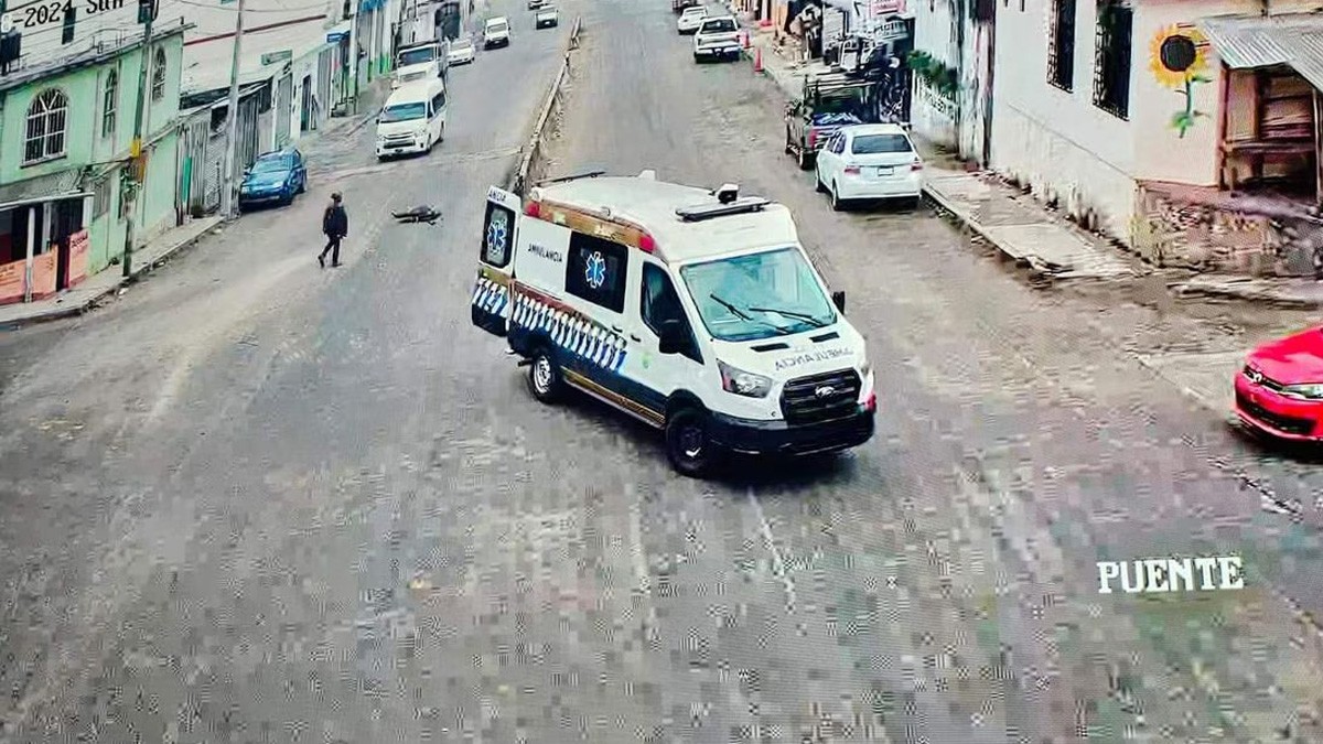 VIDEO Paciente iba en ambulancia y salió disparado a la calle al abrirse las puertas