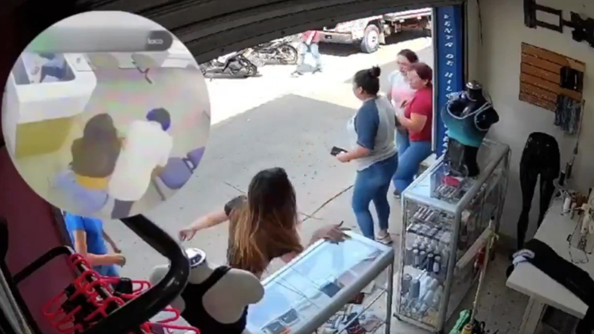 VIDEO Hombre ataca a machetazos a su novia y ella sale despavorida a pedir ayuda