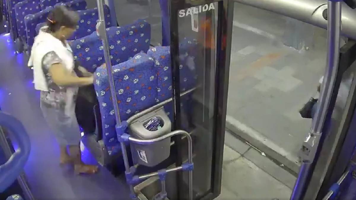 VIDEO Camión arranca bruscamente con la puerta abierta y cae mujer al pavimento