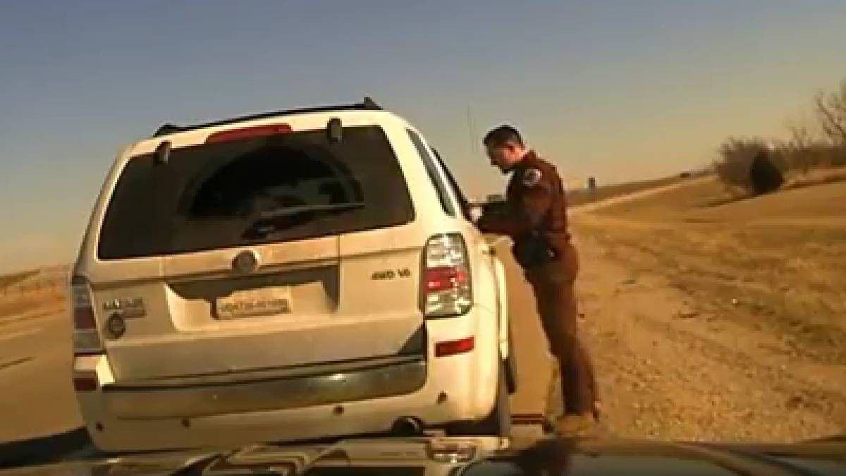 VIDEO Captan cómo un tránsito casi es atropellado mientras revisaba un auto en carretera