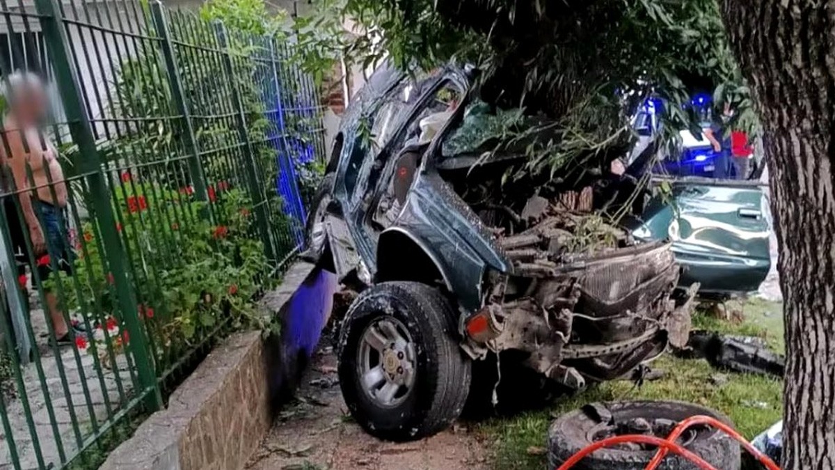 VIDEO Roban camioneta y en persecución se estrellan contra árbol; mueren dos menores