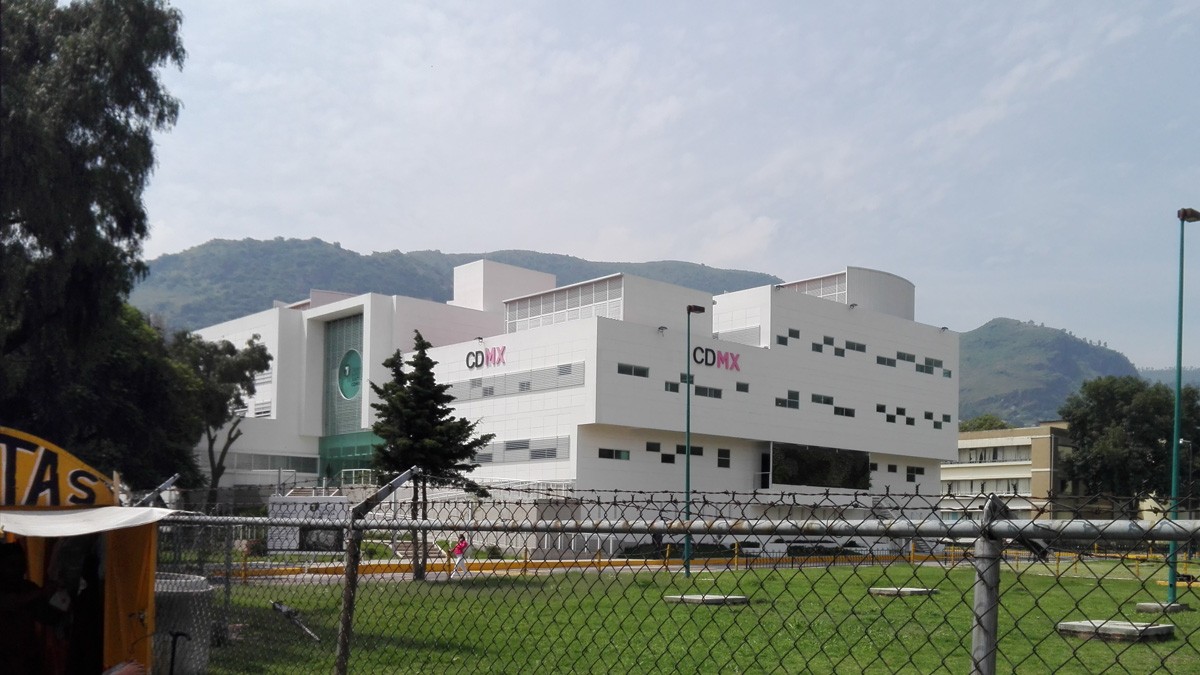 VIDEO Se graban cuando decapitan a hombre y dejan la cabeza afuera de reclusorio