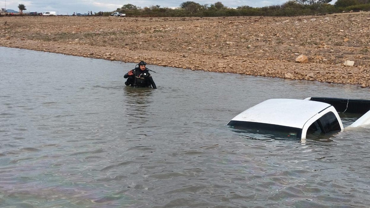 Camioneta cae a una presa y madre e hijo fallecen ahogados