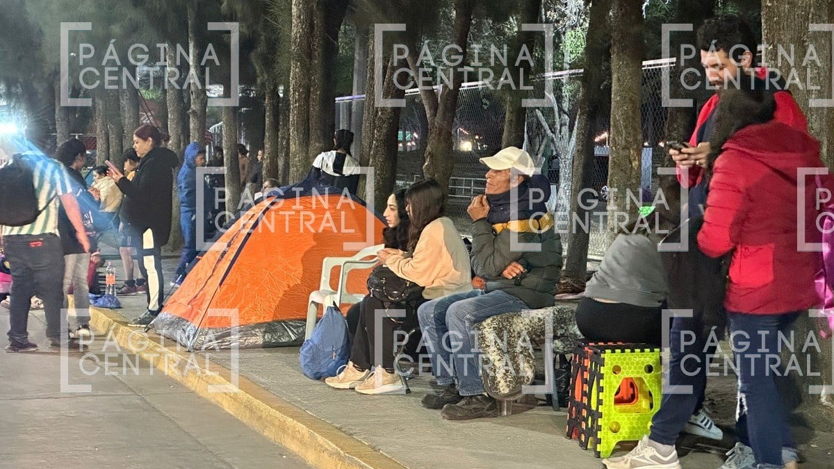 ¡Hasta a la abuelita mandaron! Fans acampan para conseguir pulseras de Maluma