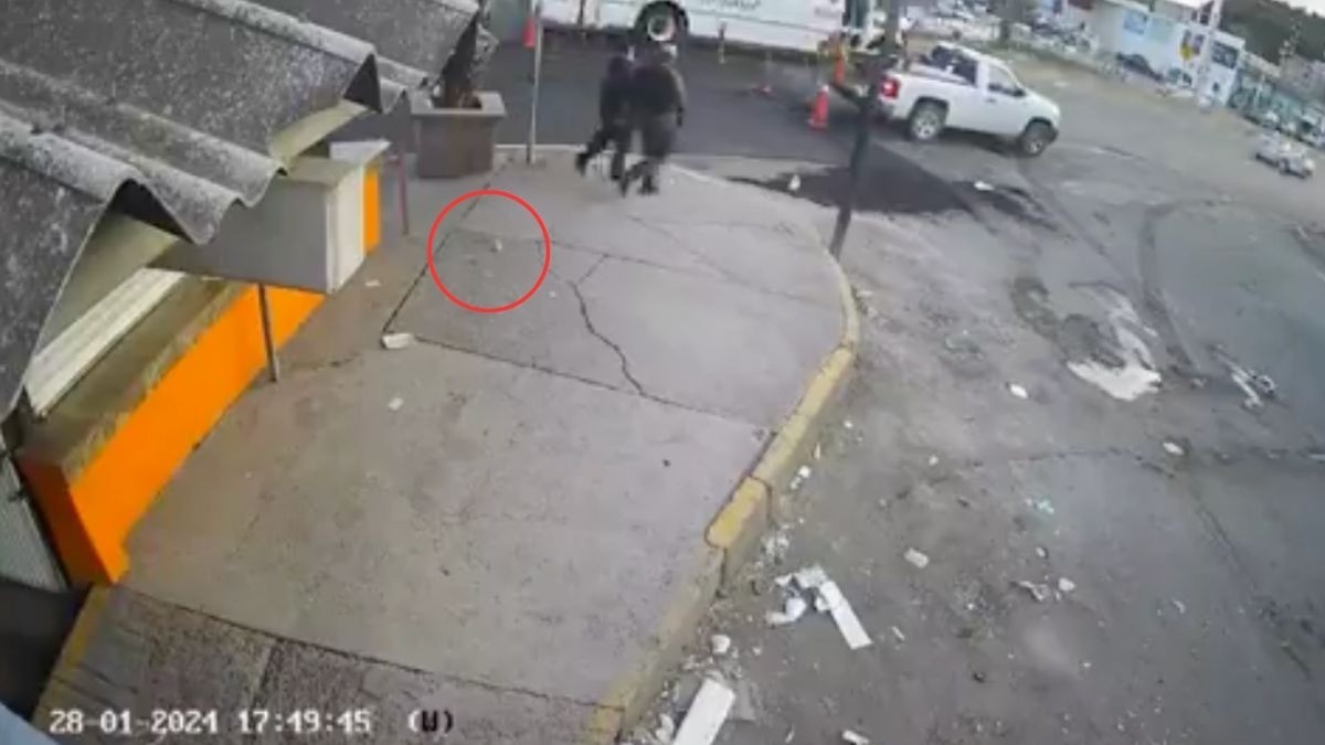 VIDEO Acusan a policías de Celaya de ‘sembrar’ granada en negocio; lo niega secretario