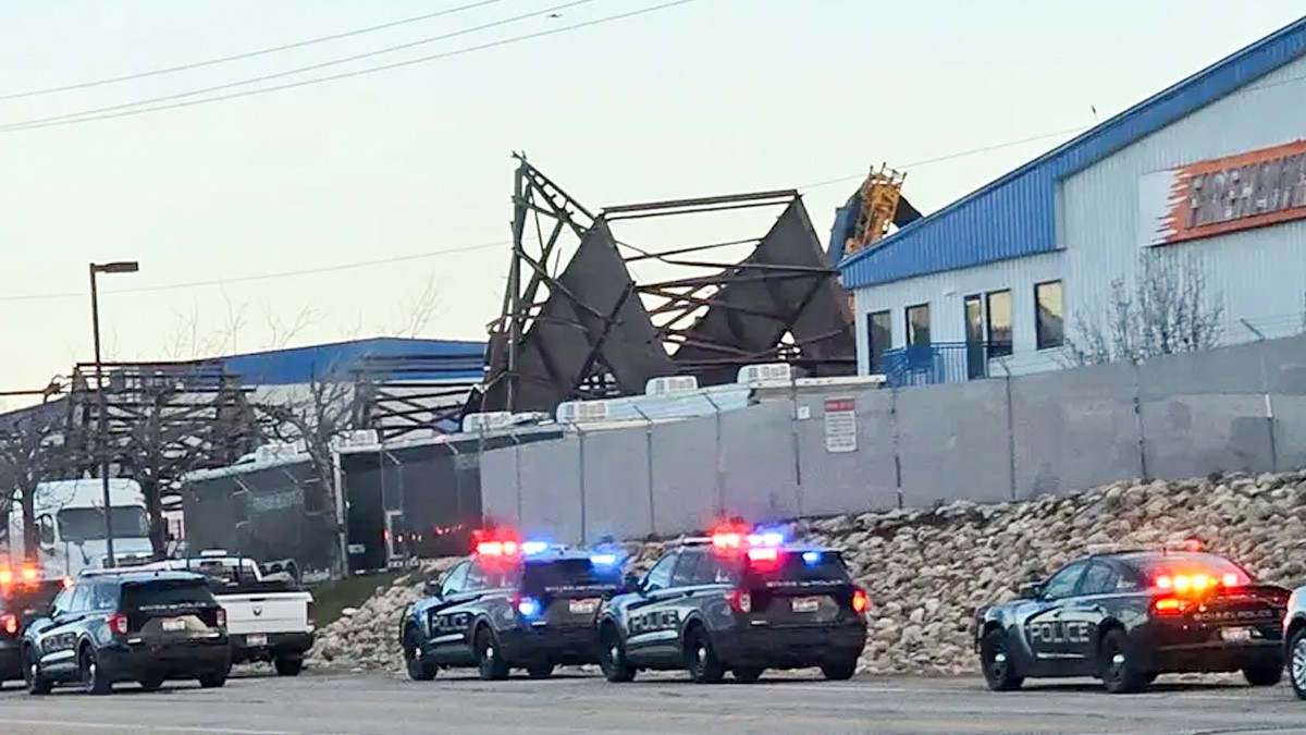 VIDEO Hangar de aeropuerto se desploma y mata a tres obreros
