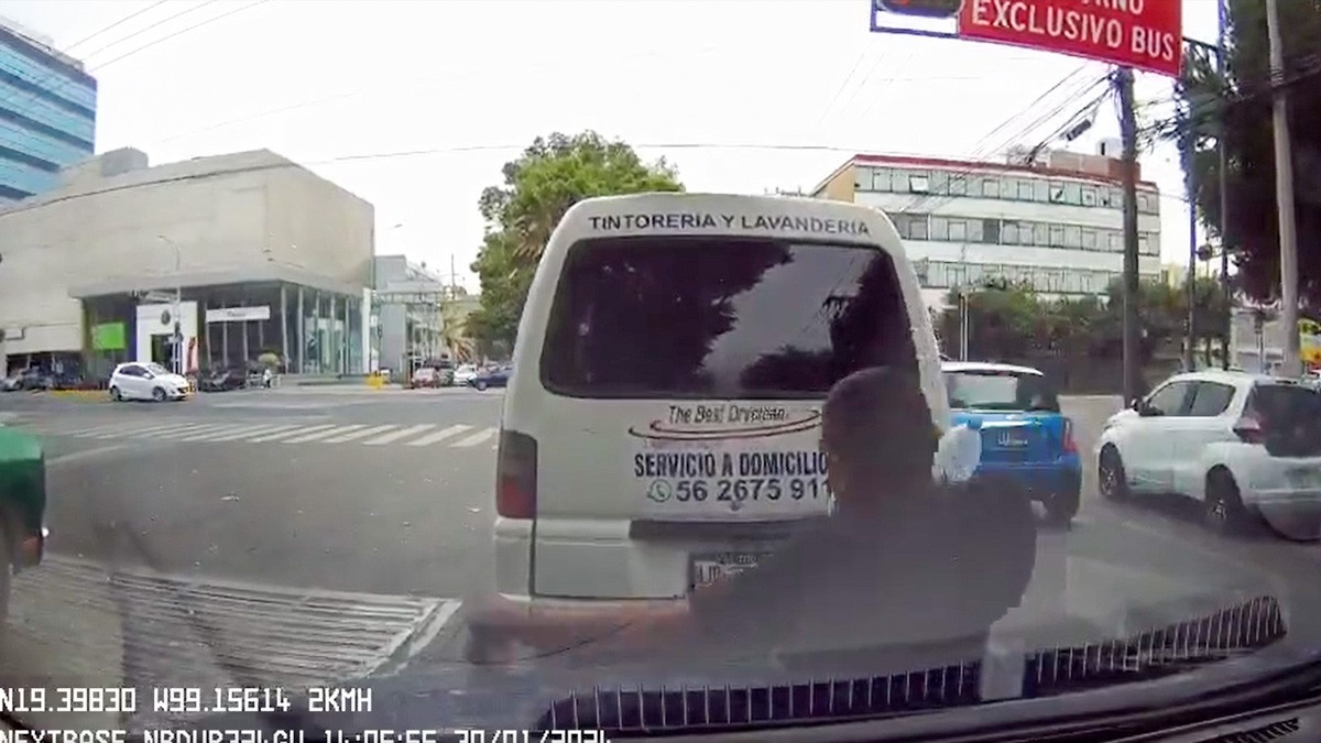 VIDEO Limpiaparabrisas finge que lo atropellan para reclamar compensación