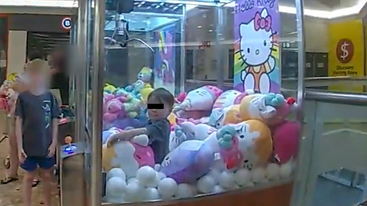 VIDEO ¿Cómo llegó ahí? Niño queda atrapado dentro de máquina de peluches