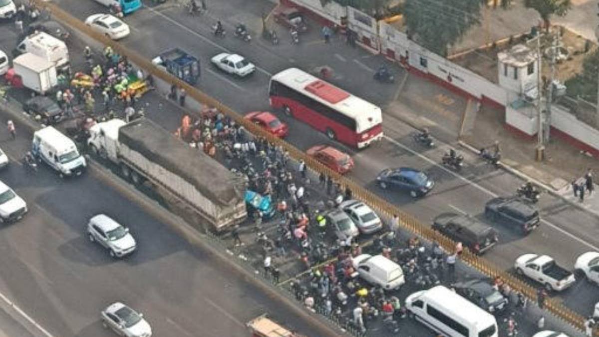 VIDEO Quedan prensados en aparatoso accidente de camión de basura contra 6 carros