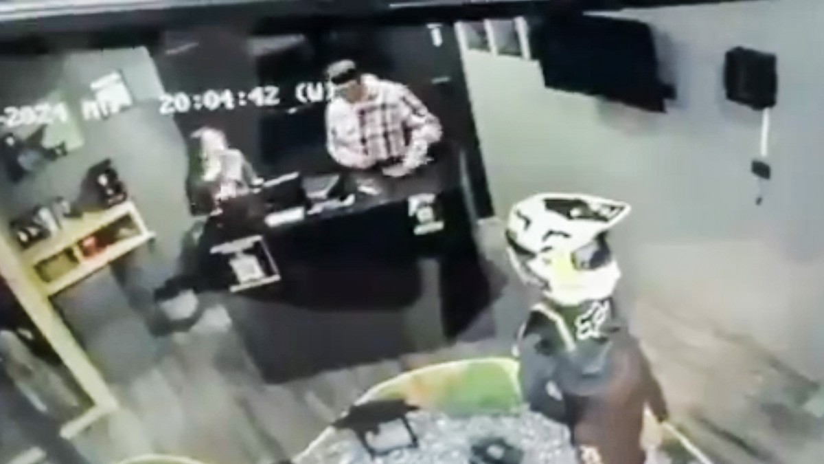 VIDEO Empleada recibe brutal golpiza de su patrón dentro de tienda; él está prófugo