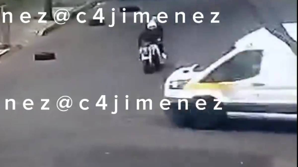 VIDEO Captan a vehículo de Coppel arrollando a motociclistas; joven gritaba de dolor