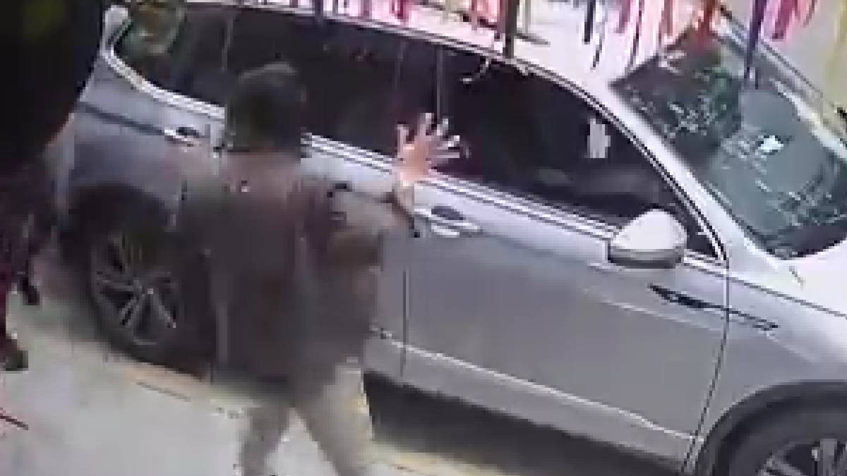 VIDEO En un minuto, ladrones asaltan a mujer a mano armada y le roban su camioneta