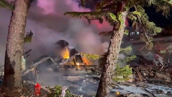 VIDEO Avioneta se desploma sobre un parque de casas rodantes; hay tres muertos