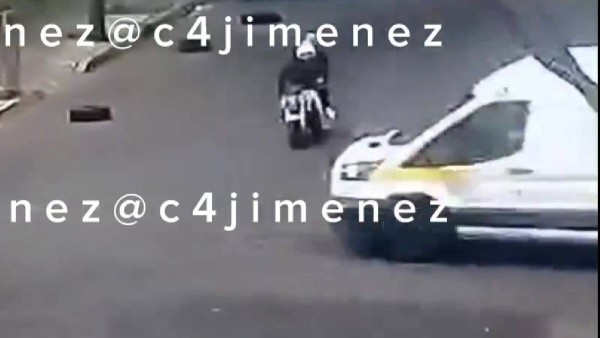VIDEO Captan a vehículo de Coppel arrollando a motociclistas; joven gritaba de dolor