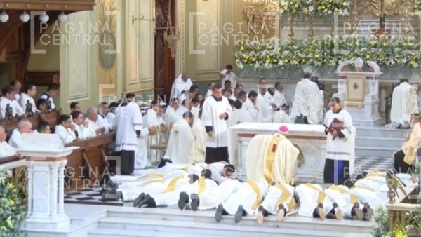 Se ordenan 15 sacerdotes en tiempos difíciles: arzobispo