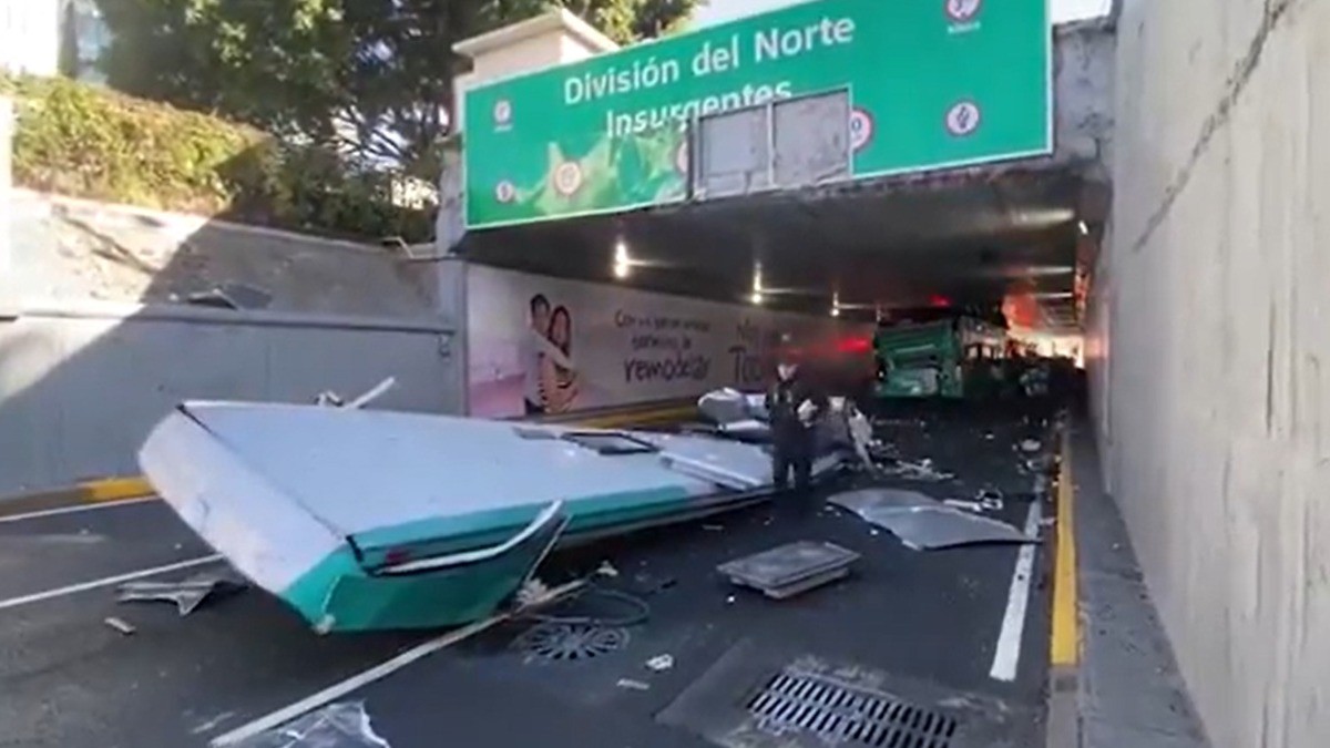 VIDEO Autobús turístico de dos pisos se atora debajo de un puente y deja varios heridos