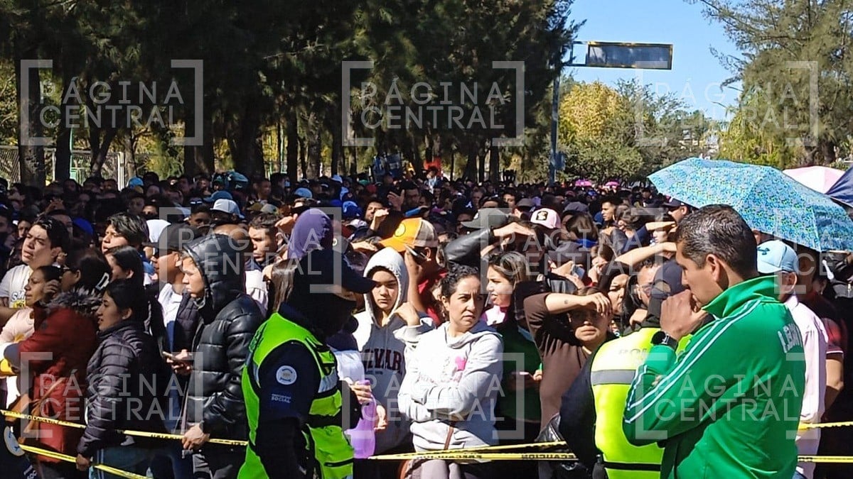 Suspenden en definitiva entrega de pulseras para 'El Buki' por caos y pleitos en la fila