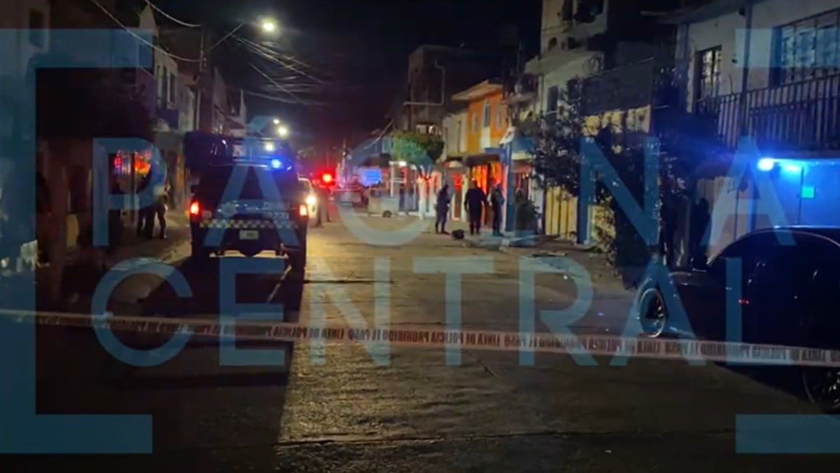 Hombre estaba sentado afuera de una casa cuando fue baleado por motosicarios; está grave