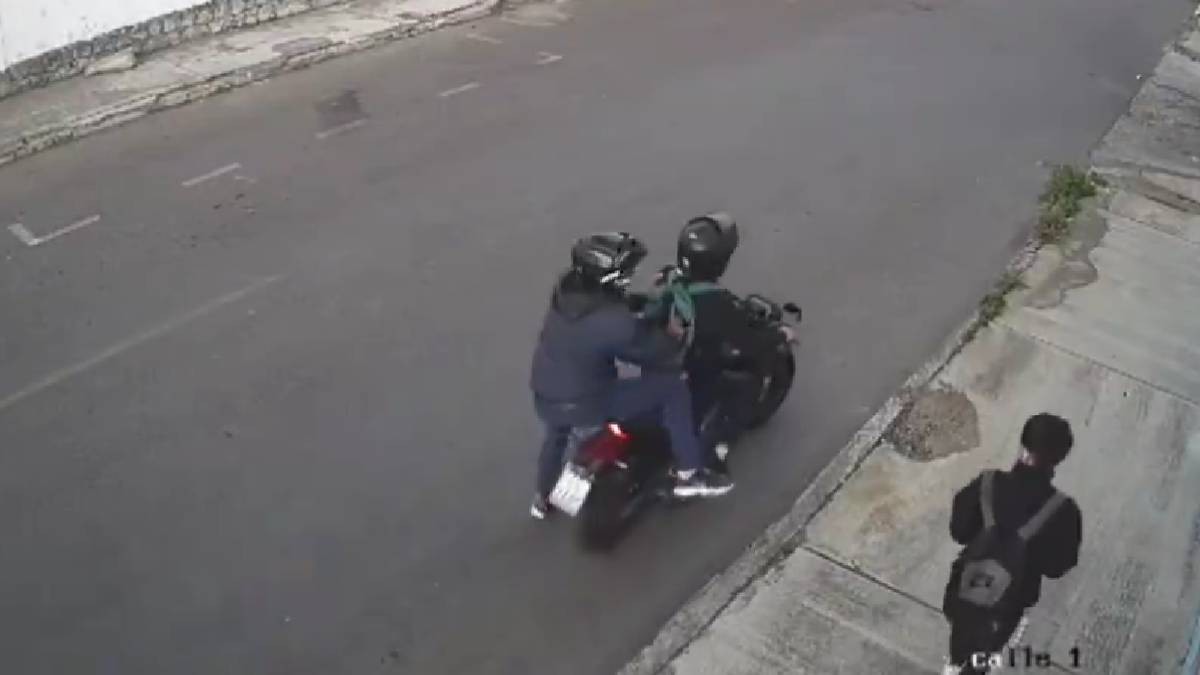 VIDEO Captan cuando hombres atacan a balazos a joven para robarle un celular