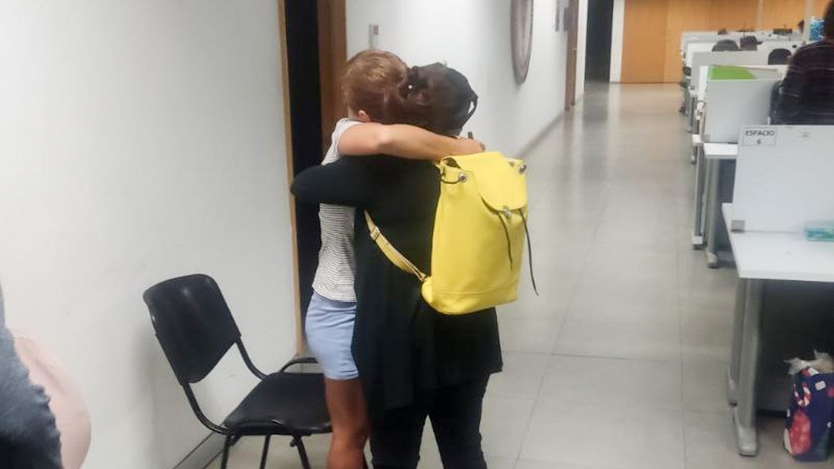 ¡Insólito! Hallan a gemela que desapareció hace 13 años y la reúnen con su familia