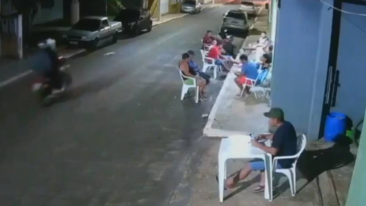 VIDEO Joven convivía con vecinos y de repente 2 motosicarios lo mataron de varios balazos