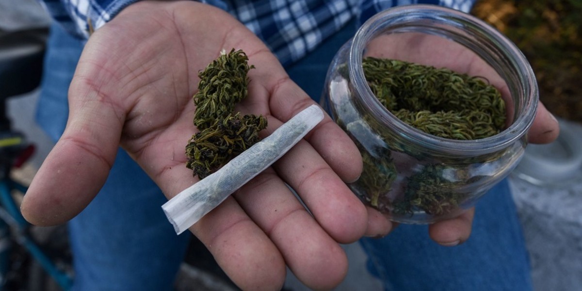 Hasta en puestos ambulantes venden marihuana en este país; volverán a prohibir su venta