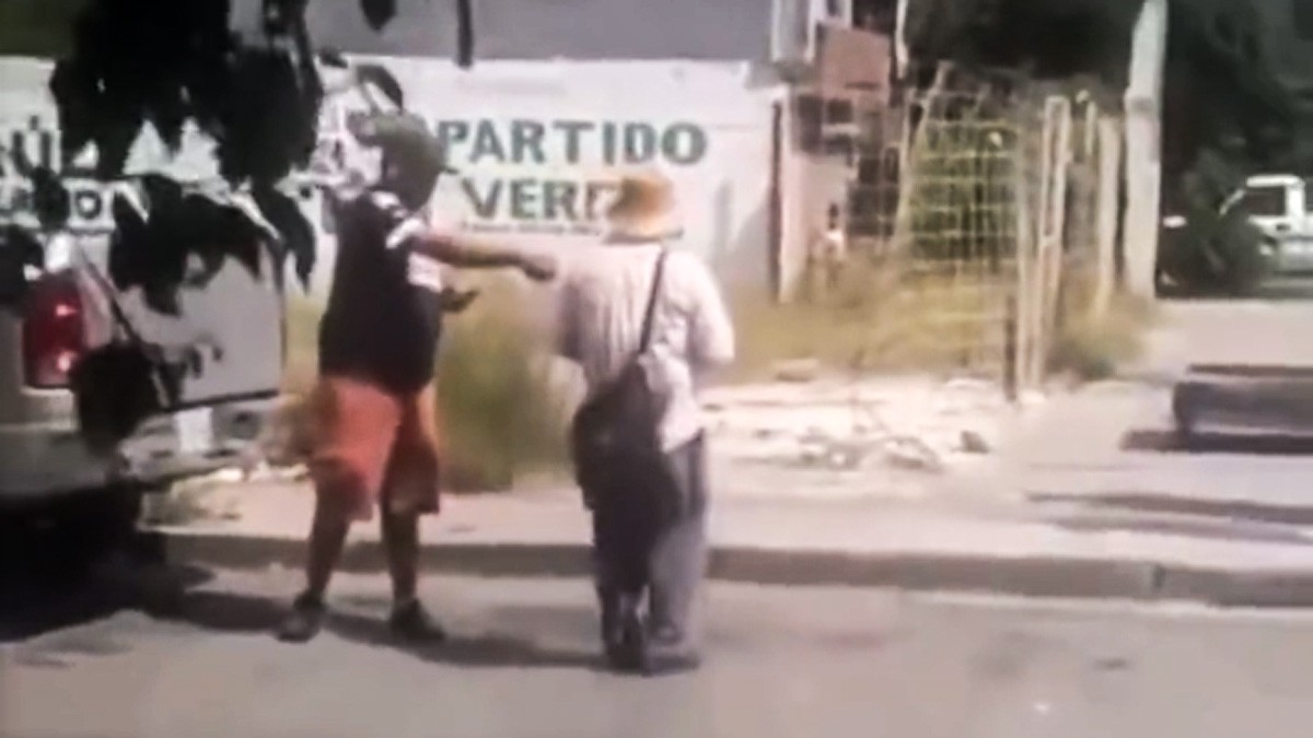 VIDEO ¿Milagro? 'Invidente' recibe monedas falsas y recupera la vista para reclamar