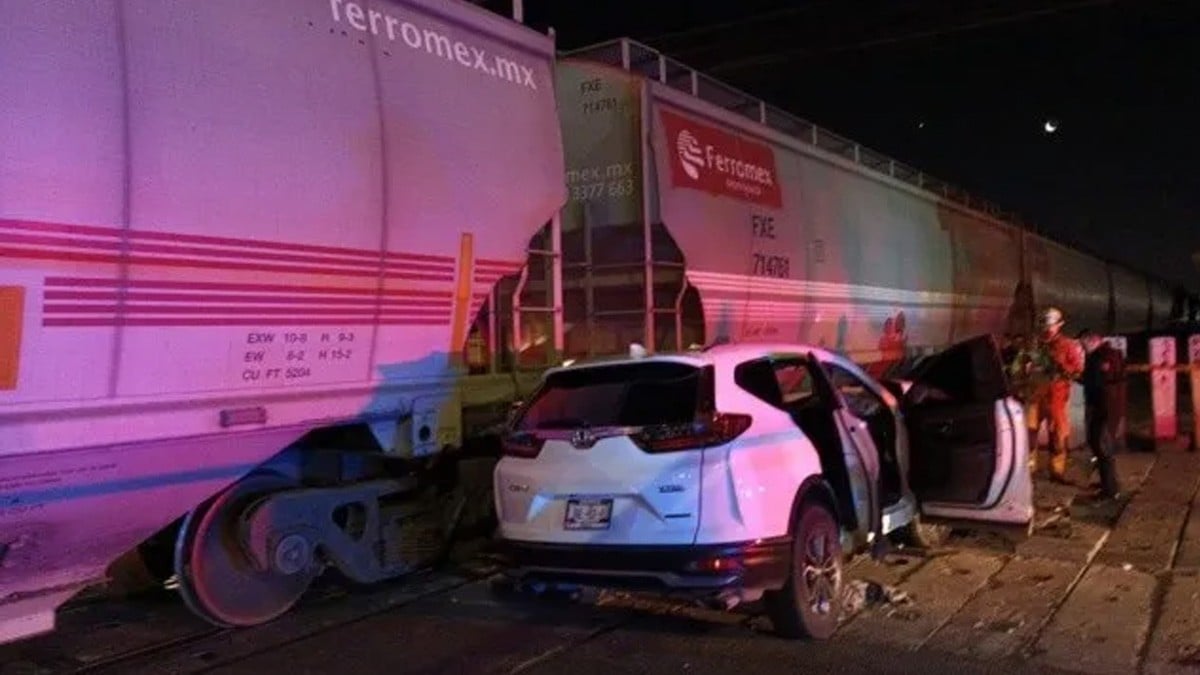 Camioneta que llevaba sicarios y hombres raptados choca contra el tren
