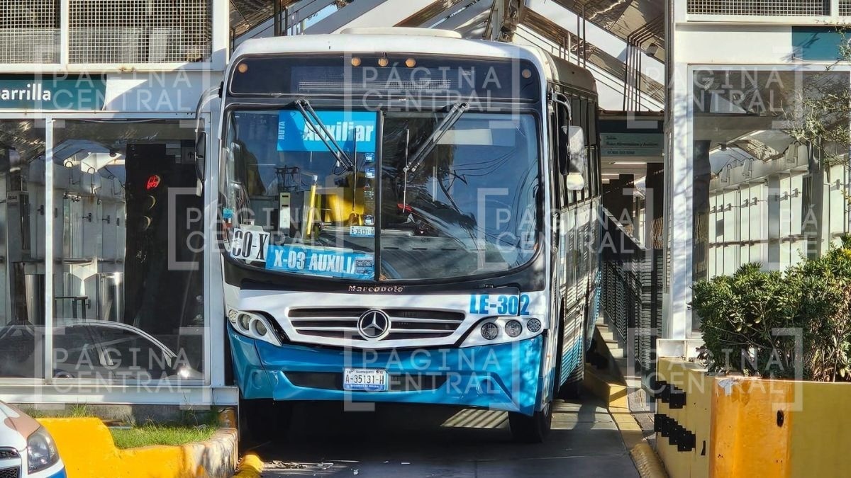 Choca camión urbano en estación Ibarrilla y causa golpes en pasajeros