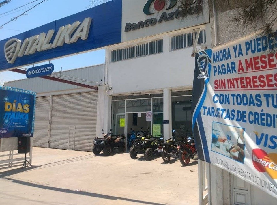 Denuncian asalto a Banco Azteca; habrían atado a empleados para robar motos