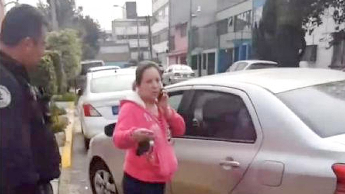 VIDEO ¿Tú qué harías? Mujer se viraliza por reclamar a hombre estacionado en su casa