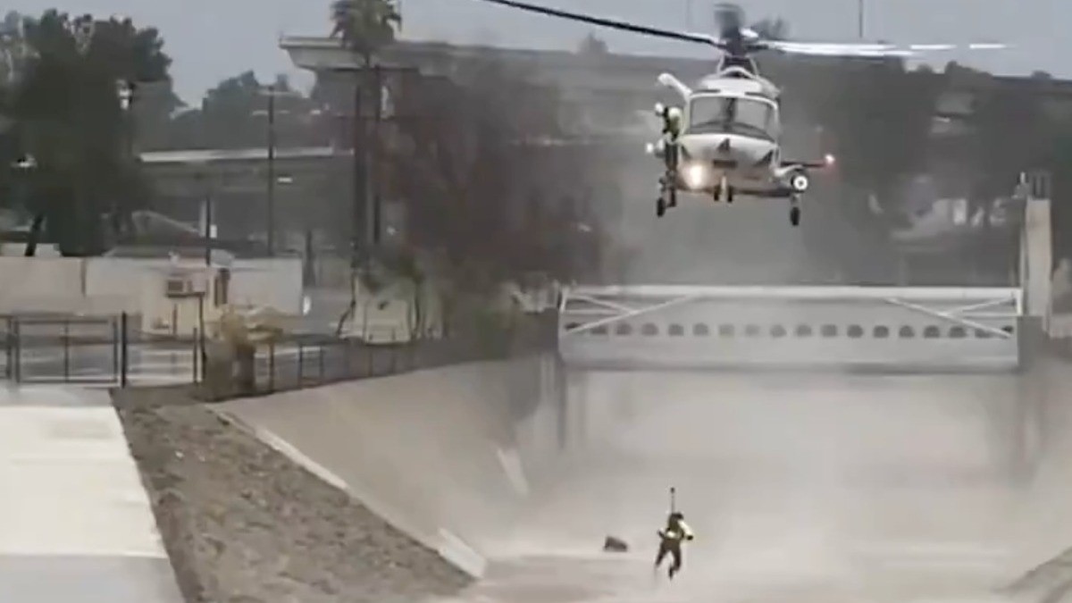 VIDEO Así rescataron con helicóptero a un hombre que saltó a río para salvar a su perrito