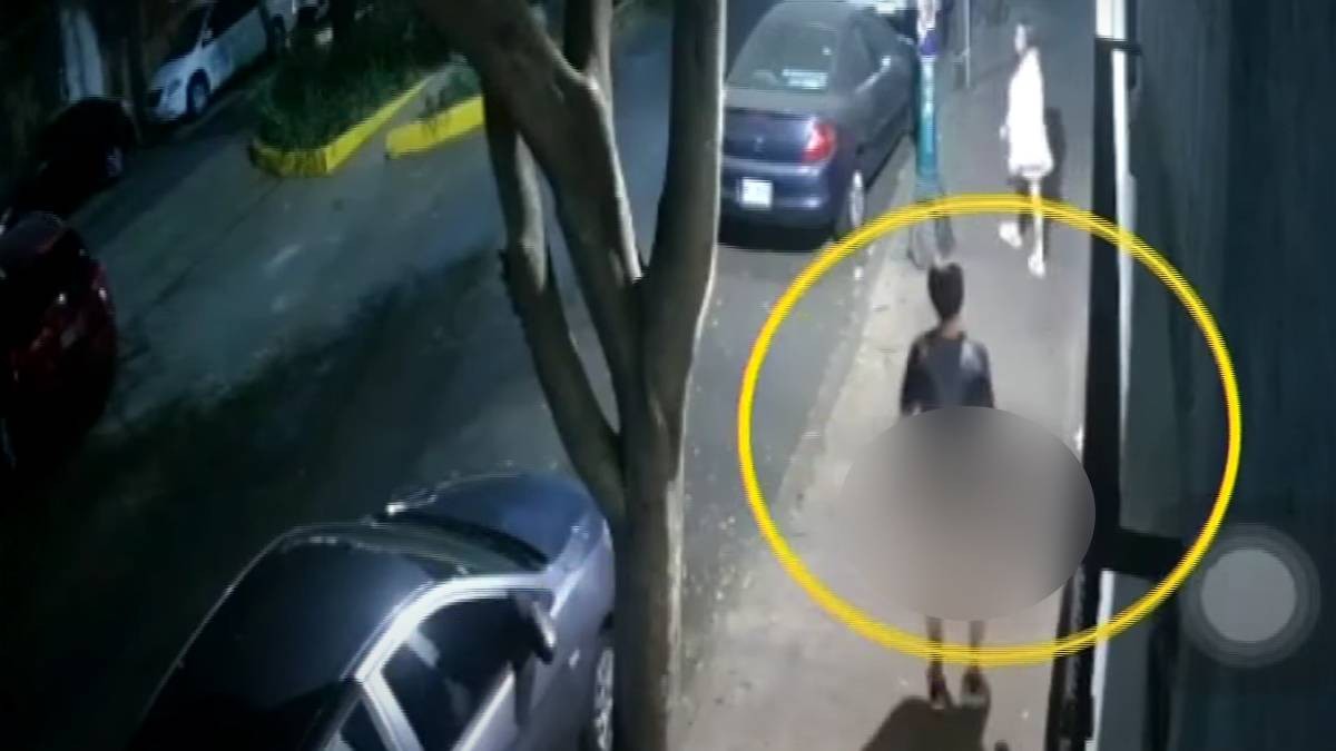 VIDEO Captan a acosador desnudo que persigue a mujeres en la calle