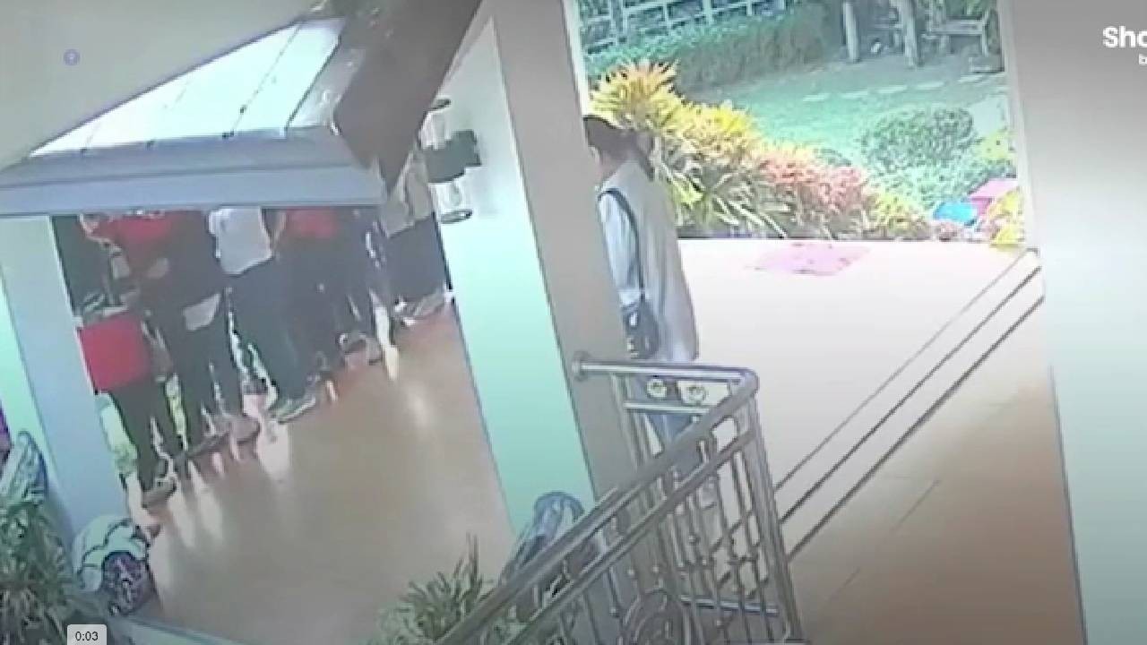 VIDEO Jóvenes turistas se tomaban selfie en un balcón pero se desplomó y todos cayeron