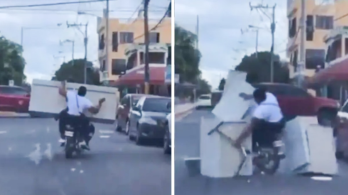 VIDEO ¡Se desbarató! Pareja transportaba mueble en una moto, pero no resistió el viaje