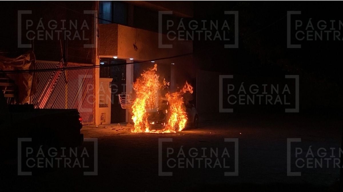 VIDEO Queman auto en la colonia Bugambilias y detienen a 3 personas con bidón de gasolina