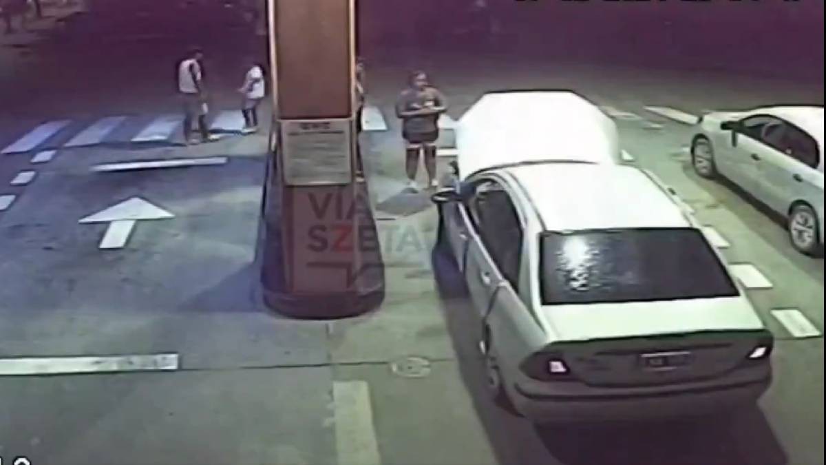 VIDEO Auto repleto de cocaína explota y parecía tormenta de nieve