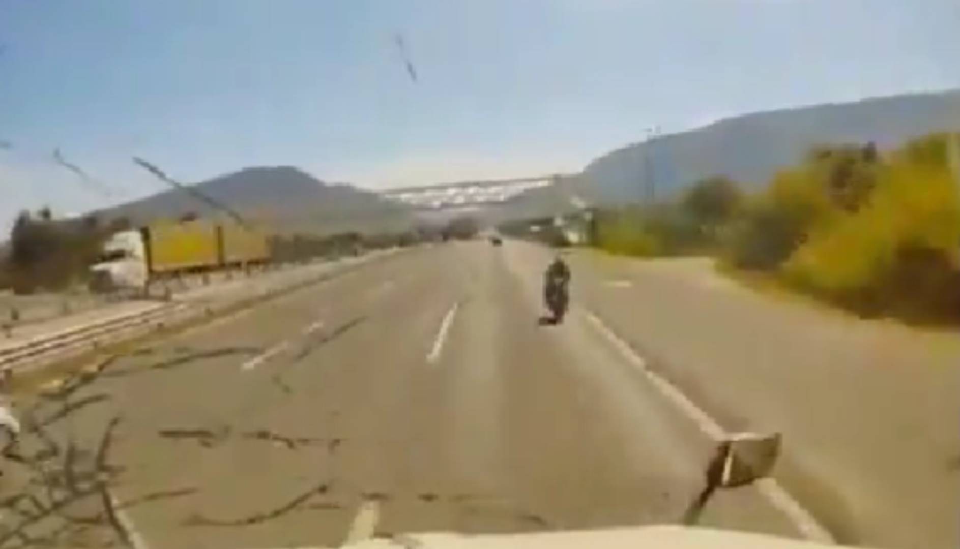 VIDEO Captan cómo trailero atropella y mata a motociclista que iba en sentido contrario