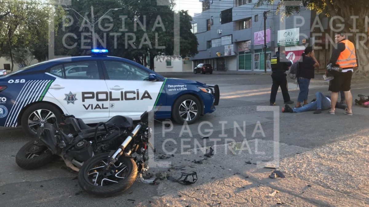 Se impacta motociclista contra auto en León, sale volando y cae a media calle