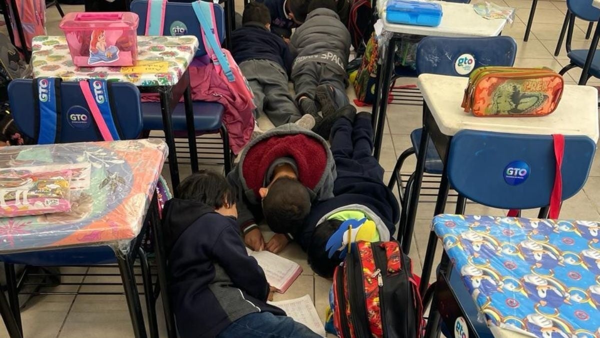 Niños de escuela se arrojan al piso por balacera y sufren crisis nerviosa