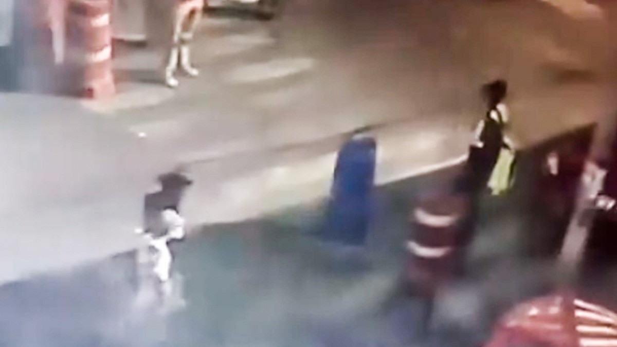 VIDEO ¡Insólito! Captan a jóvenes mientras roban el arma de un policía