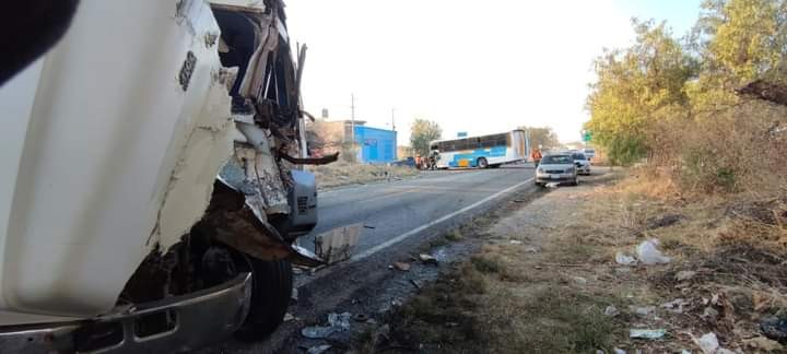 Chocan de frente camiones de personal en la León-Cuerámaro; hay varios heridos