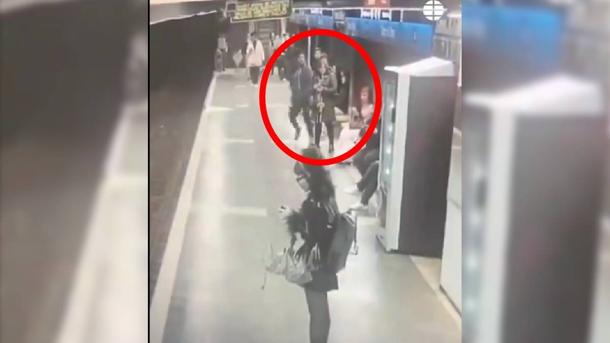 VIDEO Captan momento en que hombre golpea a mujeres en el Metro