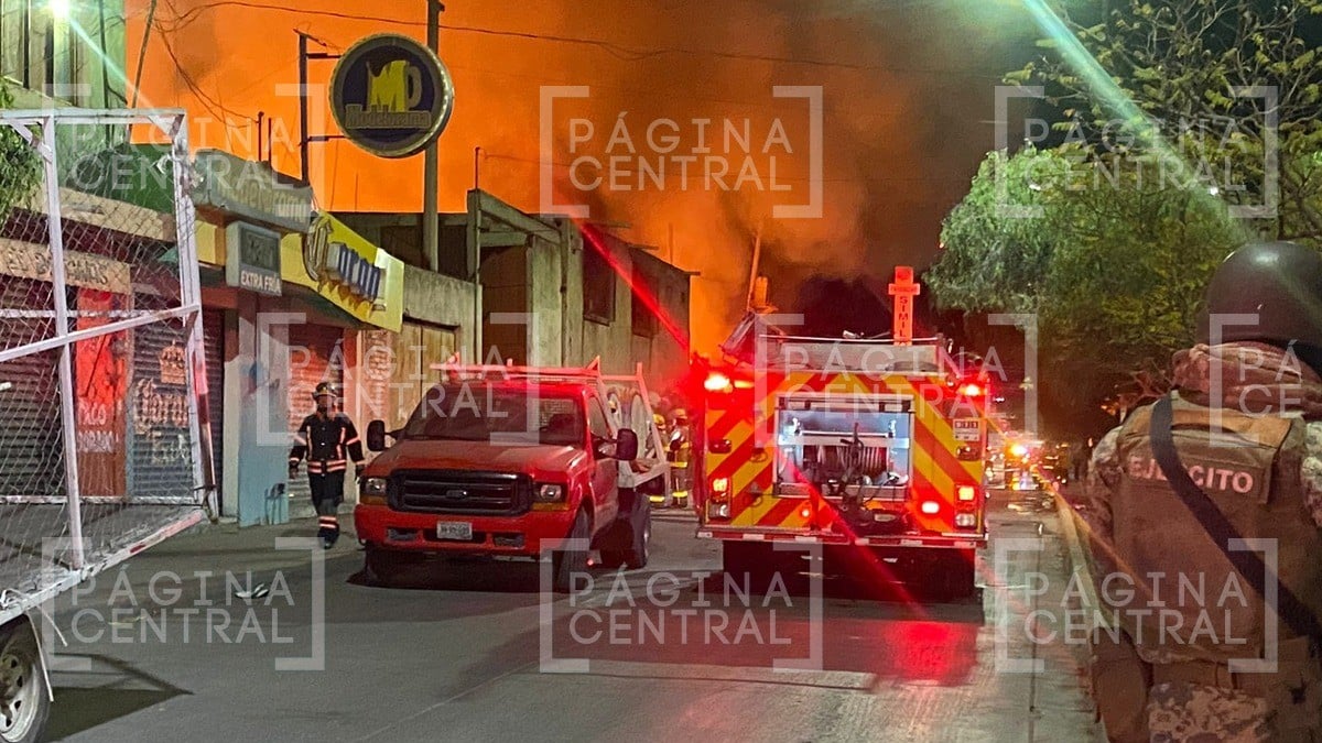 Fuertes llamas en recicladora interrumpen el sueño de vecinos de Rivera de la Presa