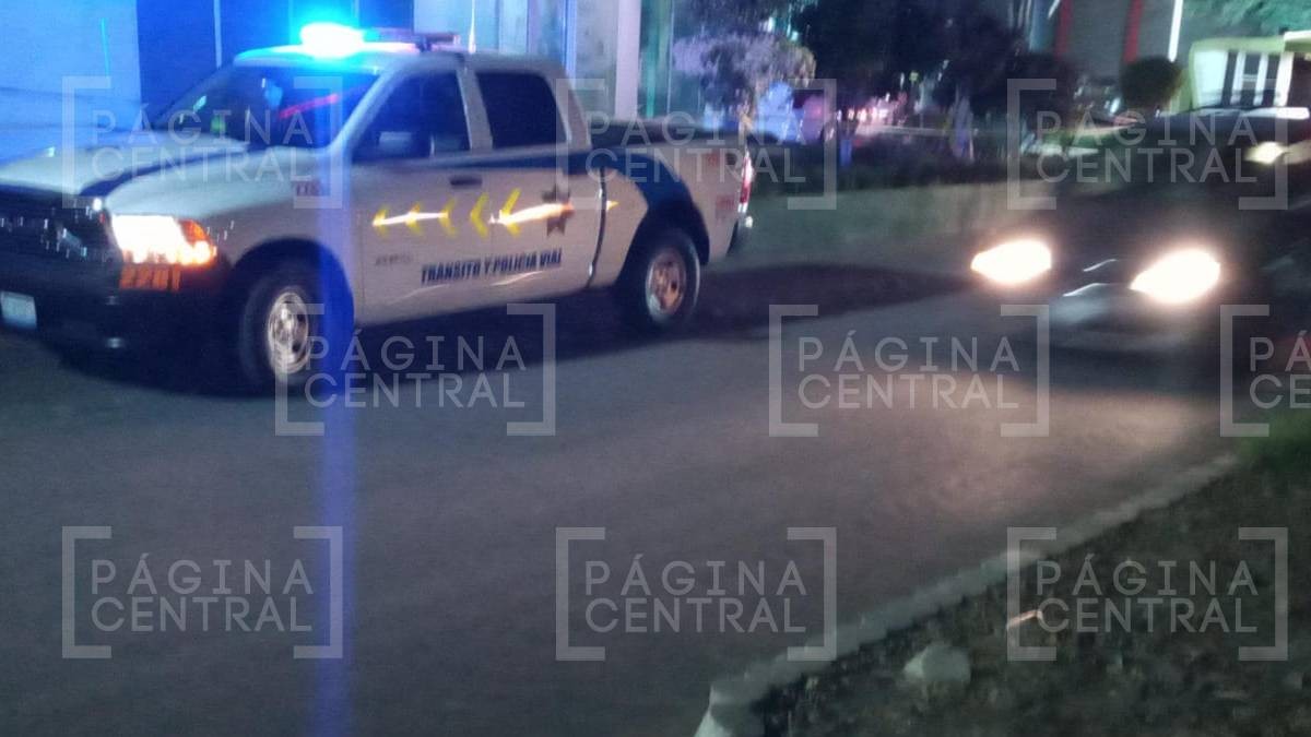 Agreden a balazos a 2 agentes de Tránsito junto a refresquera