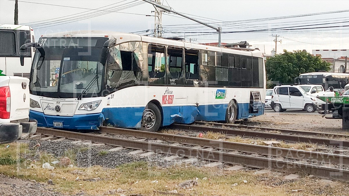 Camión urbano intenta ganarle el paso al tren pero termina embestido; hay 13 heridos