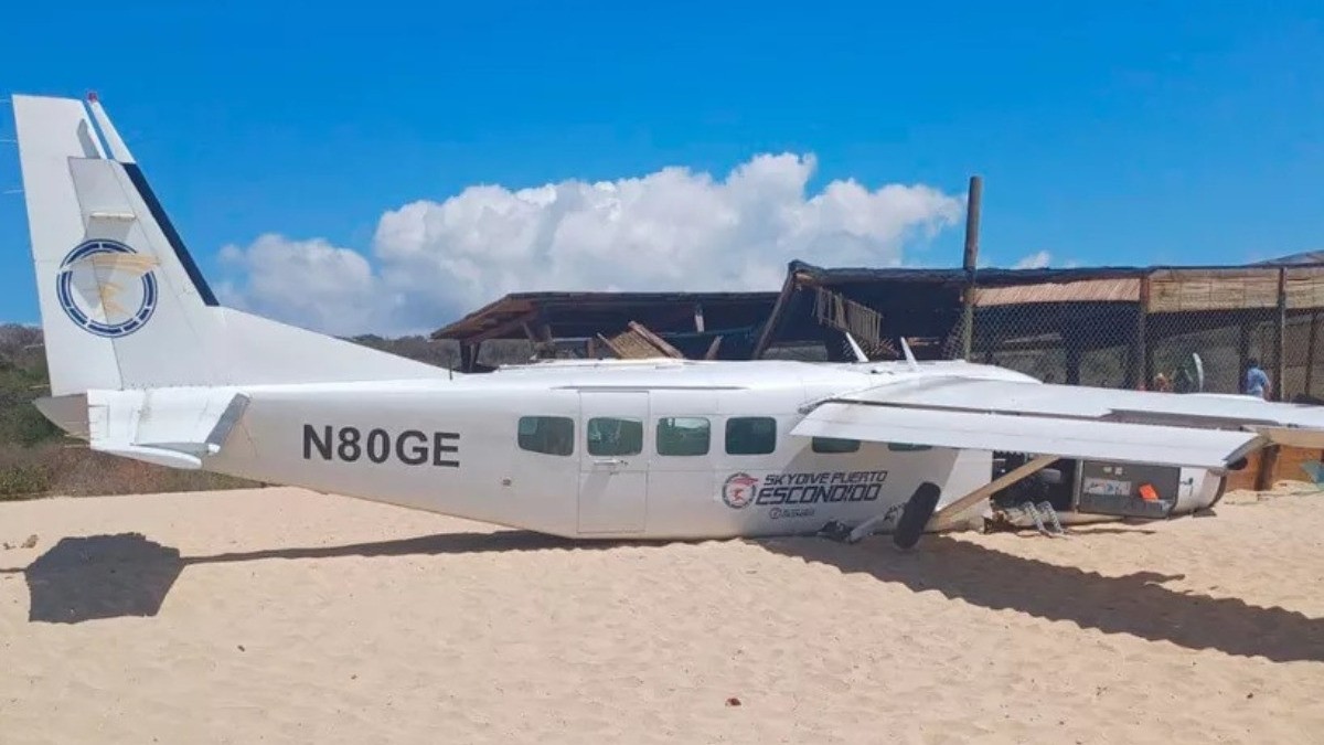 VIDEO Cae avioneta de paracaidistas y mata a un turista que disfrutaba de la playa