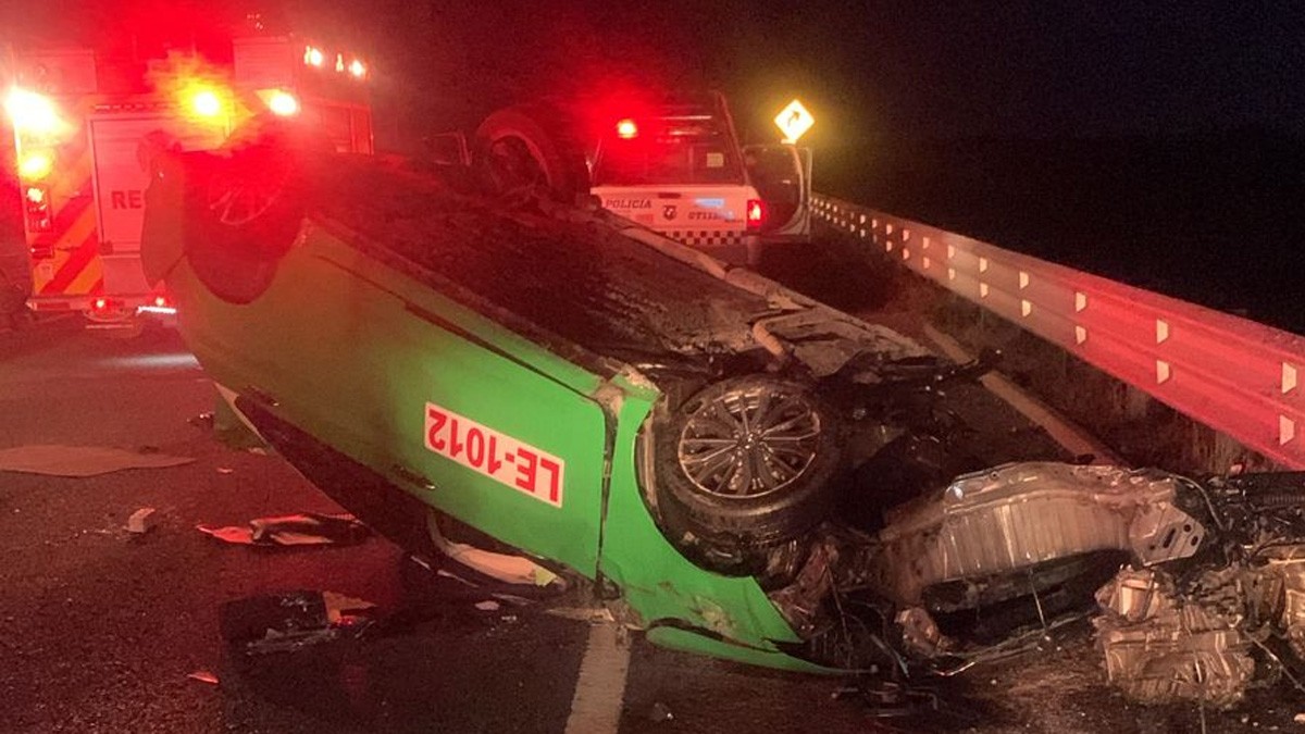 Choca taxista contra vaca y vuelca en el Eje Metropolitano