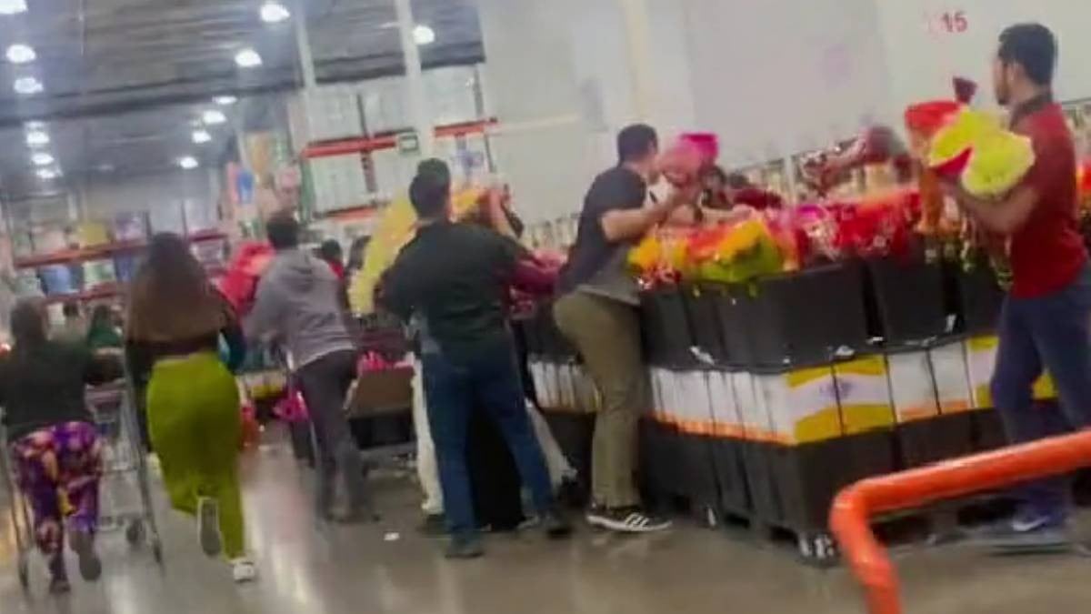 VIDEO ¡Caos en Costco otra vez! Ahora pelean por ramos de flores para el 14 de febrero