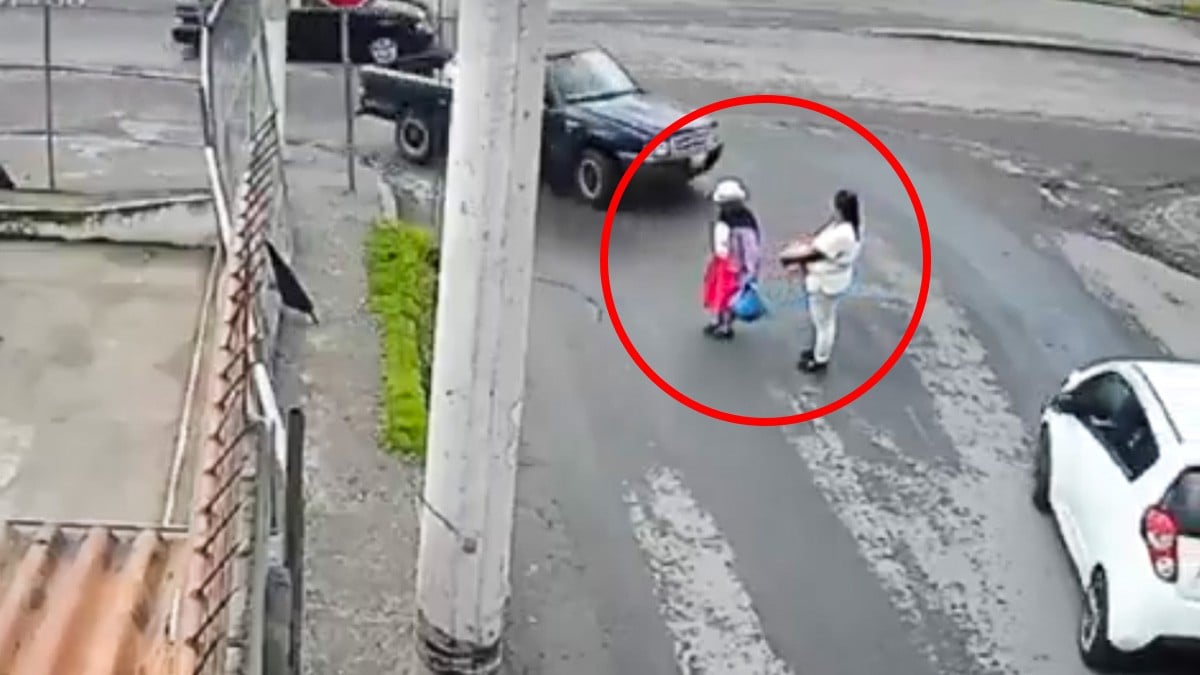 VIDEO Abuelita cruzaba la calle cuando camioneta la atropella y le quita la vida